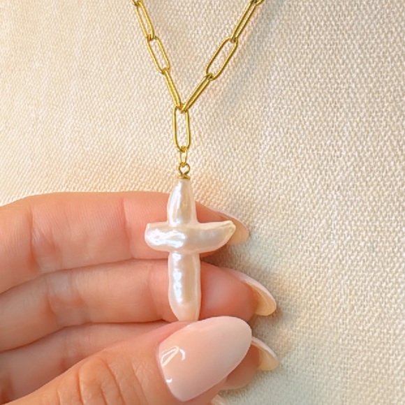 Freshwater pearl cross charm on 18kt gold plated 18” paperclip chain - Picture 4 of 6